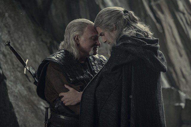 Familiäres Wiedersehen: Vesemir (Kim Bodnia) und Geralt (Henry Cavill) in der zweiten Staffel von "The Witcher".