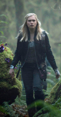 Clarke Griffin (Eliza Taylor) irrt nach der Ankunft auf der Erde durch den Wald.