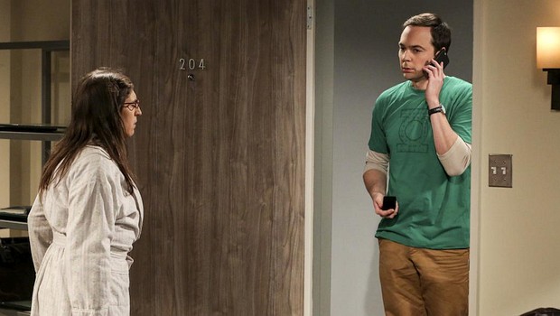 Wenn das Telefon geht, muss man rangehen: Sheldon (Jim Parssons) und Amy (Mayim Bialik) mitten "im" Antrag