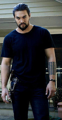 Gangster Phillip Kopus (Jason Momoa) wird aus dem Gefängnis entlassen.