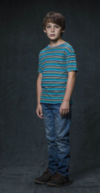 Dylan Kingwell als der stille Junge Victor.