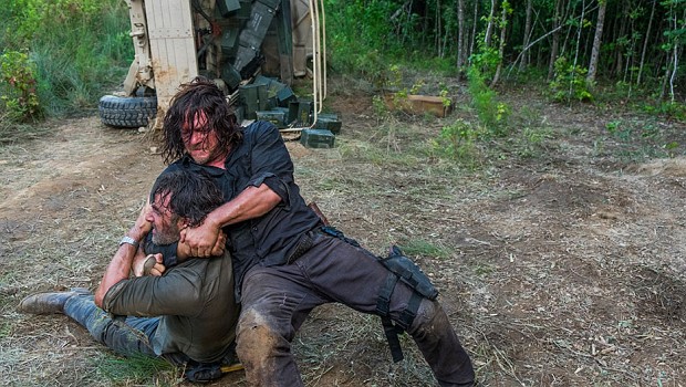 Rick (Andrew Lincoln) und Daryl (Norman Reedus) in einer handfesten Auseinandersetzung in der Episode "Die Beichte"