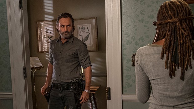 Im Gegensatz zu Michonne (Danai Gurira) ist Rick (Andrew Lincoln) noch nicht bereit, Carls letzte Botschaft zu lesen
