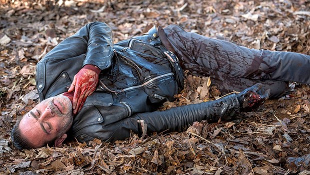 Negan (Jeffrey Dean Morgan) liegt besiegt aber lebendig am Boden
