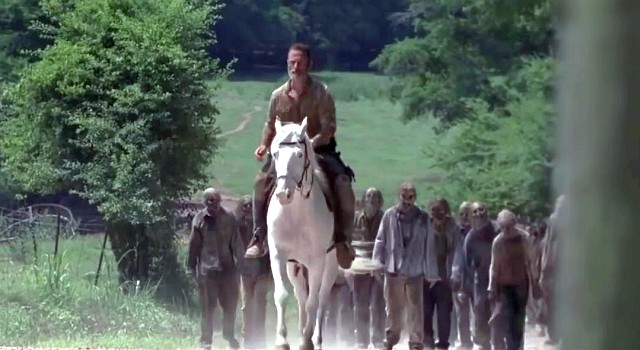 Rick (Andrew Lincoln) versucht die Herde wegzulocken