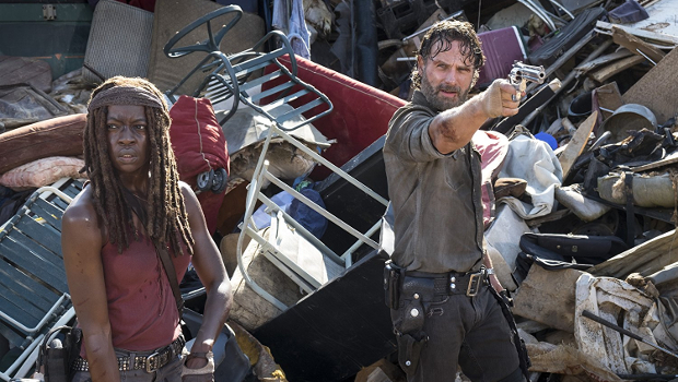 Rick (Andrew Lincoln) und Michonne (Danai Gurira) auf der Müllhalde