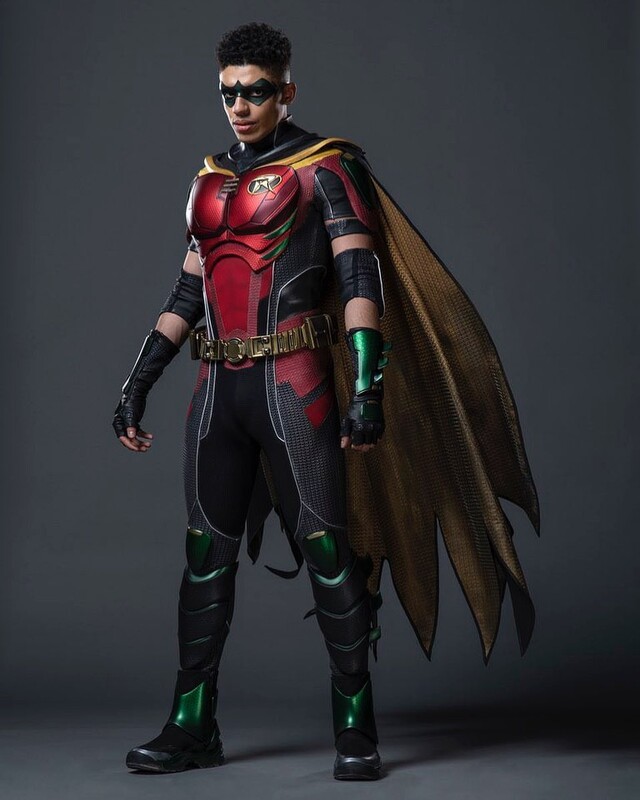 Tim Drake (Jay Lycurgo) im neuen Robin-Anzug