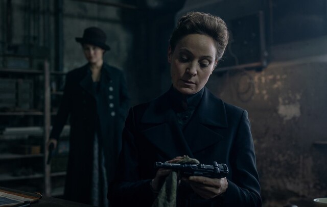 Gräfin Ilse von Hausner (Jeanette Hain, vorne) wirbt Johanna (Dominique Devenport, hinten) als Spionin an.