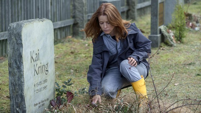 Maggie (Karoline Schuch) besucht das Grab ihres Bruders.