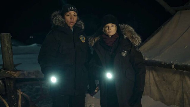 Evangeline Navarro (Kali Reis, links) und Liz Danvers (Jodie Foster, rechts) bahnen sich einen Weg durch das Dunkel ihres Falls.