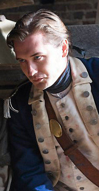 Seth Numrich als Rebellensoldat Ben Tallmadge.