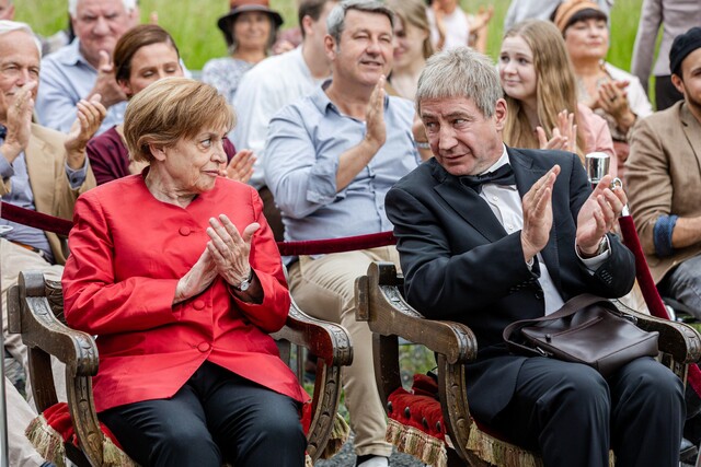 Höflich applaudieren Miss Merkel und ihr Mann Joachim Sauer (Thorsten Merten) einem Laienspiel.