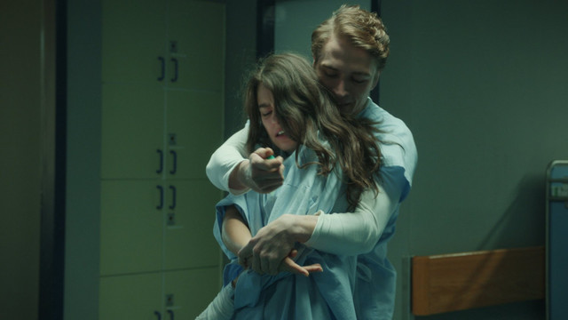 Nora (Rosabell Laurenti Sellers) und der Krankenpfleger Peter (Lion-Russell Baumann) haben ein unglückliches Wiedersehen.