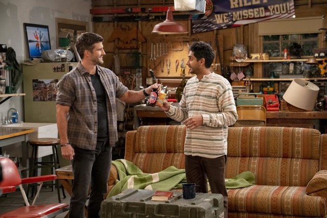 Willkommen in der Garage: Die Freunde Riley (Parker Young, l.) und Al (Adhir Kalyan) leben zusammen in der Garage von Art.