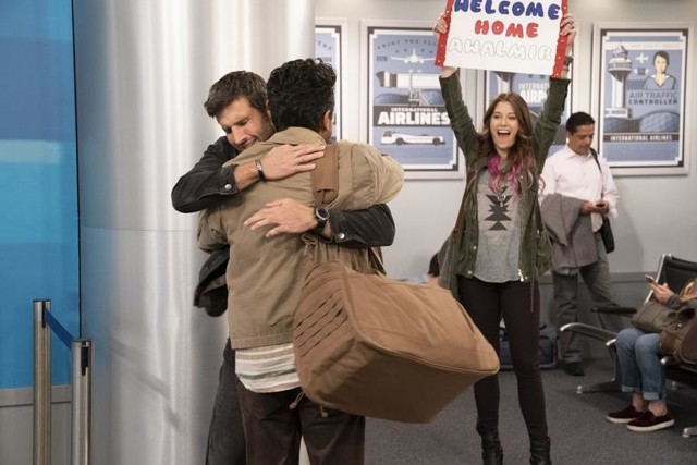 Riley (Parker Young) heißt Al (Adhir Kalyan) willkommen - auch Schwester Lizzie (Elizabeth Alderfer) freut sich.