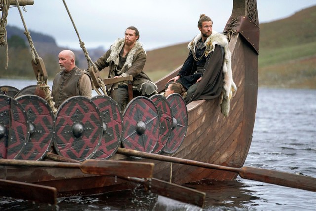 Leif (Sam Corlett, 2. v. l.), Liv (Lujza Richter, 3. v. l.) und Harald (Leo Suter, r.) in "Vikings: Valhalla"