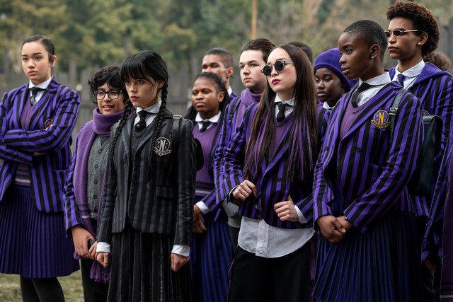 Quidditch in Hogwarts? Nein, Schulfest auf Nevermore . Links neben Wednesday: Eugene (Moosa Mostafa), rechts vorne stehen Yoko (Naomi J. Ogawa) und Bianca (Joy Sunday).