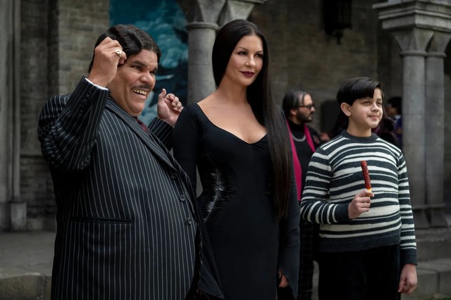 Der Rest der Addams Family spielt nur Nebenrollen: Gomez (Luis Guzmán, l.), Morticia (Catherine Zeta-Jones) und Pugsley  (Issac Ordonez).