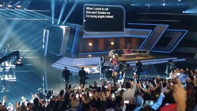 Der Text von Robbie Williams' Hit "Angels" wird für das Publikum zum Mitsingen eingeblendet.