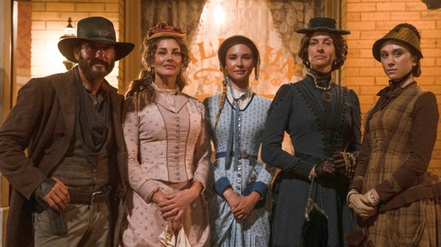 Die Dutton-Familie in "1883": (v. l.) Tim McGraw (Vater James), Faith Hill (Mutter Margaret), Isabel May (Tochter Elsa), Dawn Olivieri (James' Schwester Claire) und Emma Malouff (Claires Tochter Mary Able)