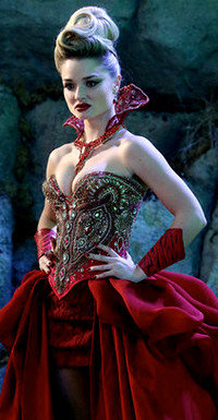 Emma Rigby als eisige Red Queen.
