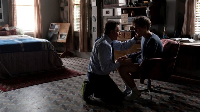 Adam Desiato (Hunter Doohan, r.) vertraut sich seinem Vater Michael (Bryan Cranston) an.