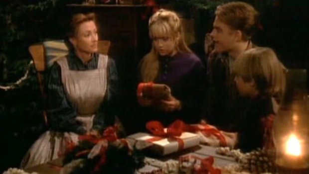 Sie hätten ihn nicht erkannt? Dr. Quinn (Jane Seymour, l.) will frühzeitig die Geschenke öffnen und durchkreuzt damit unabsichtlich die Pläne ihrer Kinder.