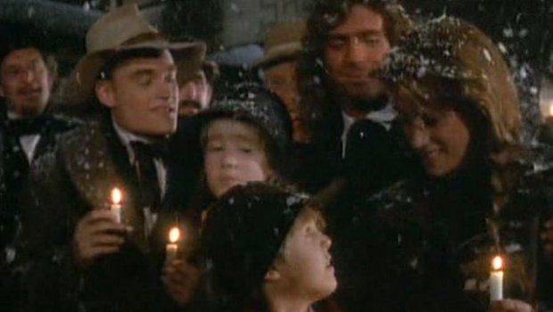 Der kleine Brian (Shawn Toovey, m.) darf sich doch noch über weiße Weihnacht freuen.