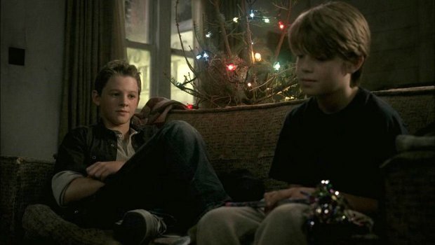 1991 sind Dean (Ridge Canipe) und Sam (Colin Ford) an Weihnachten auf sich allein gestellt.