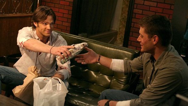 Geschenketausch ? la Winchester: Sam (Jared Padalecki) überrascht Dean (Jensen Ackles) doch noch mit einer kleinen Feier.