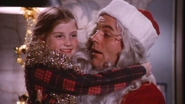 Die kleine Jennifer weckt den Weihnachtsmann in Raubein Ham Tyler (Michael Ironside).