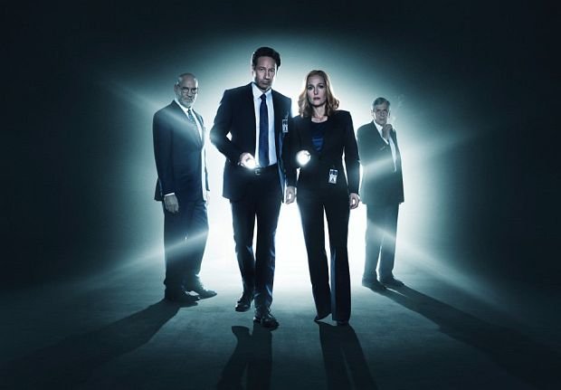 Skinner (Mitch Pileggi), Mulder (David Duchovny), Scully (Gillian Anderson) und der Krebskandidat (William B. Davies)