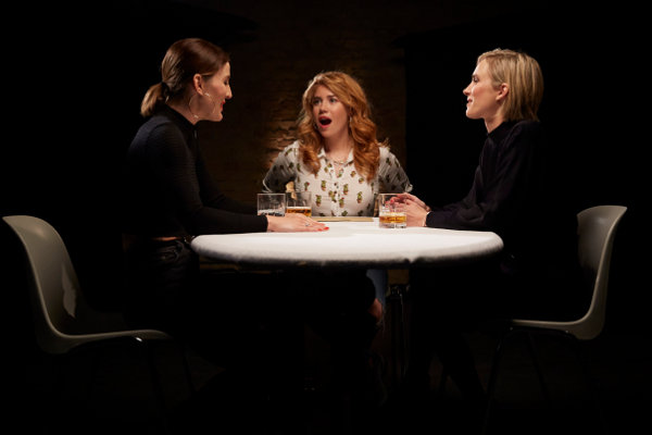 Mit Palina Rojinski spielen Jeannine Michaelsen und Annie Hoffmann "Wahrheit oder Lüge?"
